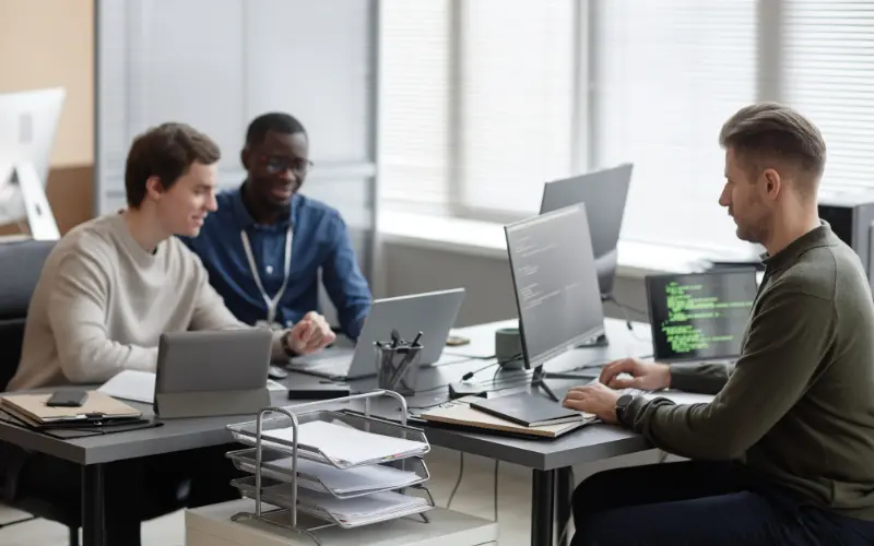 AI experts collaborating